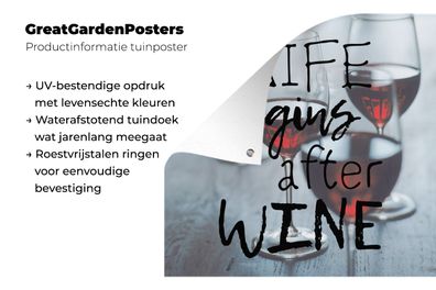 Gartenposter - 100x100 cm - Wein-Zitat "Das Leben beginnt nach dem Wein" mit Weingläs