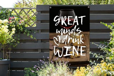 Gartenposter - 80x120 cm - Wein-Zitat "Große Geister trinken Wein" mit einem Weinglas
