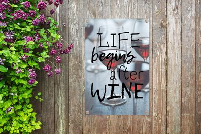 Gartenposter - 60x90 cm - Weinzitat 'Das Leben beginnt nach dem Wein' mit Weingläsern