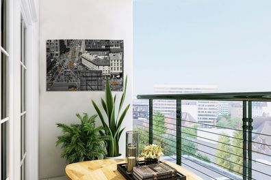 Gartenposter - 60x40 cm - Schwarz-Weiß-Luftaufnahme mit gelben Autos im Verkehr