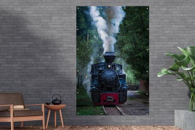 Gartenposter - 120x180 cm - Eine Dampflokomotive in den grünen Wäldern