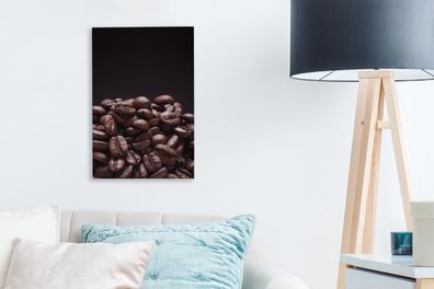 Leinwandbilder - 20x30 cm - Stapel von dunkelbraunen Kaffeebohnen vor schwarzem Hinte