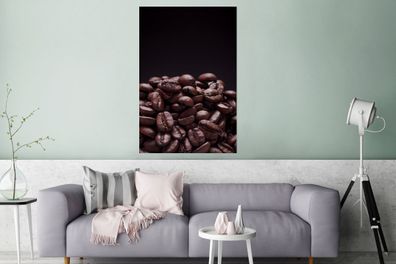 Glasbilder - 80x120 cm - Stapel von dunkelbraunen Kaffeebohnen vor schwarzem Hintergr