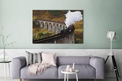 Leinwandbilder - 140x90 cm - Eine Dampflokomotive über eine charakteristische Brücke