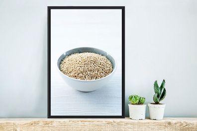 Poster - 40x60 cm - Eine Porzellanschale voller Quinoa-Körner auf einem weißen Tuch