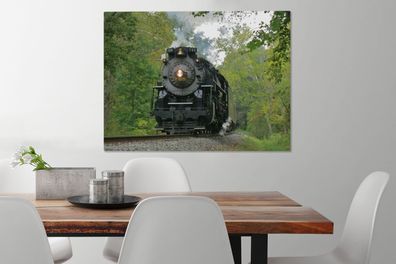 Leinwandbilder - 80x60 cm - Eine Dampflokomotive in einer grünen Umgebung