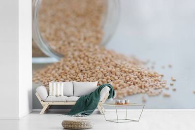 Fototapete - 390x260 cm - Die Quinoa-Samen aus einem Glasgefäß auf einem weißen Tisch