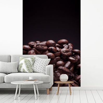 Fototapete - 195x300 cm - Stapel von dunkelbraunen Kaffeebohnen vor schwarzem Hinterg