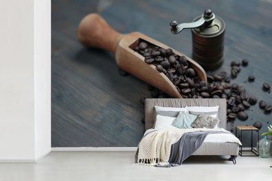 Fototapete - 390x260 cm - Kaffeebohnen auf einem dunklen hölzernen Hintergrund mit ei