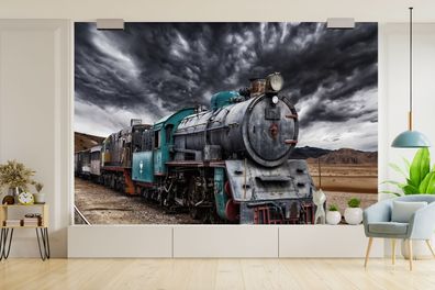 Fototapete - 600x400 cm - Dunkle Wolken über der Dampflokomotive (Gr. 600x400 cm)