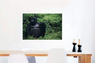 Leinwandbilder - 60x40 cm - Ein riesiger Gorilla in einem grünen Regenwald