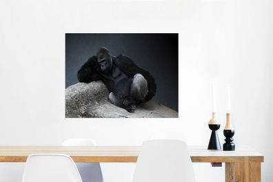 Glasbilder - 80x60 cm - Gorilla entspannt auf einem Felsen (Gr. 80x60 cm)