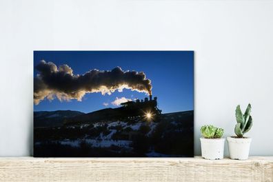 Leinwandbilder - 30x20 cm - Eine Dampflokomotive bei strahlend blauem Himmel