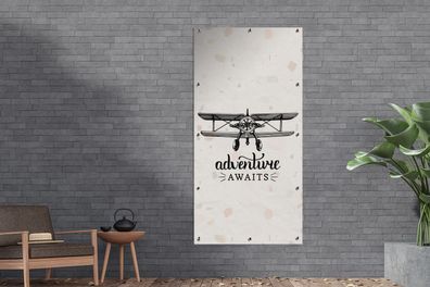 Gartenposter - 100x200 cm - Sprichwörter - Zitate - Das Abenteuer wartet - Fliegen