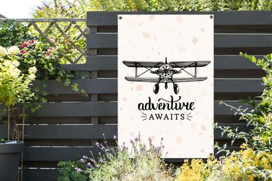 Gartenposter - 80x120 cm - Sprichwörter - Zitate - Das Abenteuer wartet - Flugzeug