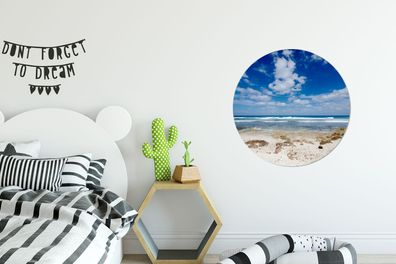 Runde Wandbilder - 60x60 cm - Weißer Strand unter dem klaren Himmel mit Wolken auf Is