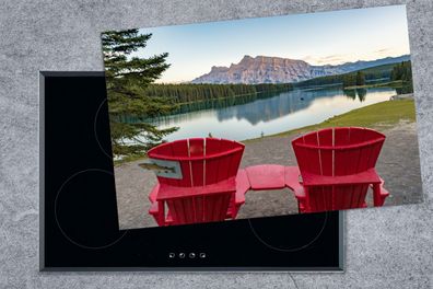 Herdabdeckplatte - 80x52 cm - Zwei Gartenstühle am Two Jack Lake mit Mount Rundle im