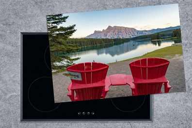 Herdabdeckplatte - 78x52 cm - Zwei Gartenstühle am Two Jack Lake mit Mount Rundle im