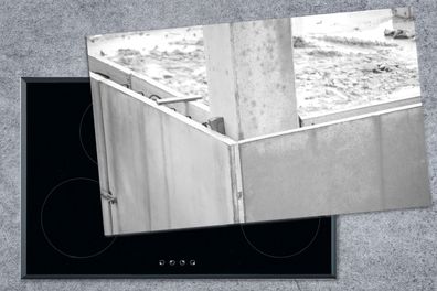 Herdabdeckplatte - 90x52 cm - Betonstruktur auf einer Baustelle - schwarz und weiß