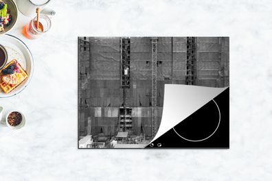 Herdabdeckplatte - 70x52 cm - Betonstruktur auf einer Baustelle - schwarz und weiß