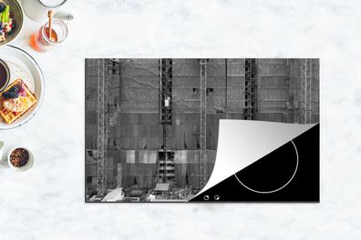 Herdabdeckplatte - 90x52 cm - Betonstruktur auf einer Baustelle - schwarz und weiß