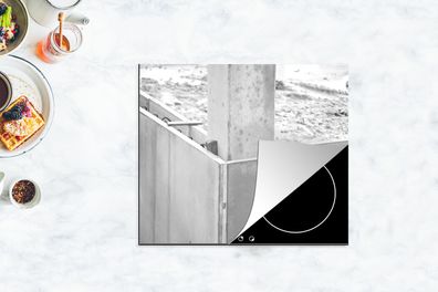 Herdabdeckplatte - 60x52 cm - Betonstruktur auf einer Baustelle - schwarz und weiß