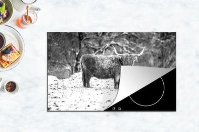 Herdabdeckplatte - 90x52 cm - Schottischer Highlander im verschneiten Wald - schwarz