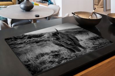 Herdabdeckplatte - 85x52 cm - Schottischer Highlander auf einem Hügel - schwarz und w