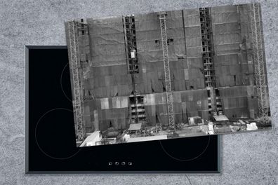 Herdabdeckplatte - 80x52 cm - Betonstruktur auf einer Baustelle - schwarz und weiß
