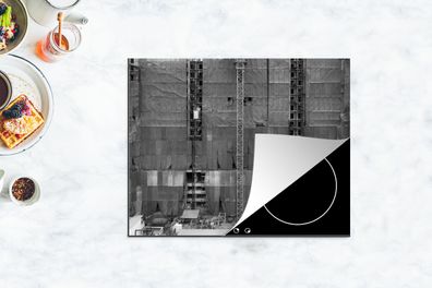 Herdabdeckplatte - 65x52 cm - Betonstruktur auf einer Baustelle - schwarz und weiß