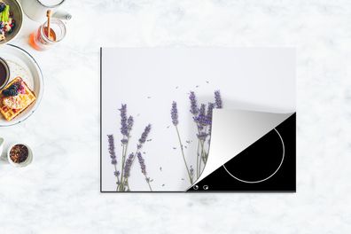 Herdabdeckplatte - 70x52 cm - Kleine lilafarbene Lavendelblüten gegen einen grauen Hi