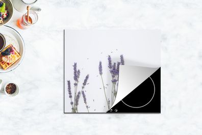 Herdabdeckplatte - 75x52 cm - Kleine lilafarbene Lavendelblüten gegen einen grauen Hi