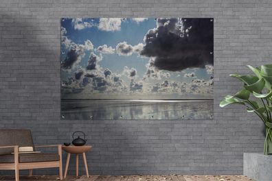 Gartenposter - 180x120 cm - Ein spiegelglattes Meer und Wolken über der Küste von Ame