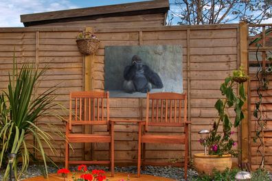Gartenposter - 60x40 cm - Ein riesiger Gorilla lehnt an einer Steinmauer