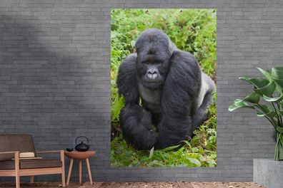 Gartenposter - 120x180 cm - Ein Gorilla spaziert durch die grünen Blätter