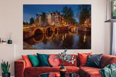 Leinwandbilder - 150x100 cm - Die Amsterdamer Keizersgracht mit einer beleuchteten Br