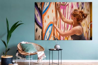 Leinwandbilder - 150x100 cm - Frau verwandelt eine Wand in ein Gemälde