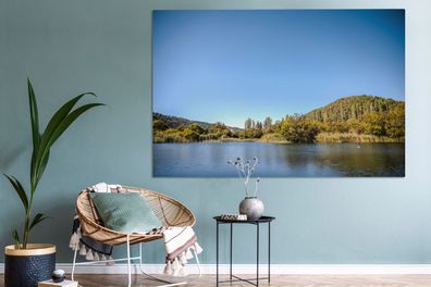 Leinwandbilder - 150x100 cm - Die ruhigen Gewässer in der Nähe der Hügel des National
