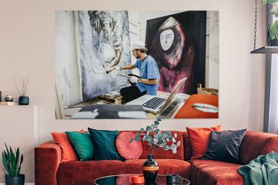 Leinwandbilder - 150x100 cm - Künstler in einem Atelier mit einem Gemälde