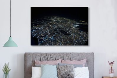 Leinwandbilder - 150x100 cm - Eine Luftaufnahme einer Stadt bei Nacht