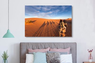 Leinwandbilder - 150x100 cm - Gruppe mit Touristen und Kamelen in Ägypten
