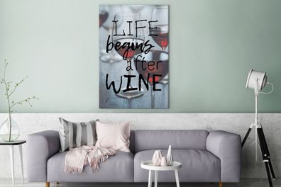 Leinwandbilder - 90x140 cm - Weinzitat 'Das Leben beginnt nach dem Wein' mit Weingläs