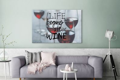 Leinwandbilder - 120x80 cm - Wein-Zitat "Das Leben beginnt nach dem Wein" mit Weinglä