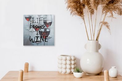 Leinwandbilder - 20x20 cm - Wein-Zitat "Das Leben beginnt nach dem Wein" mit Weingläs