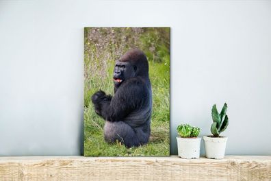 Leinwandbilder - 20x30 cm - Ein Schwarzer Gorilla bei der Nahrungssuche