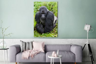 Leinwandbilder - 90x140 cm - Ein Gorilla spaziert durch die grünen Blätter