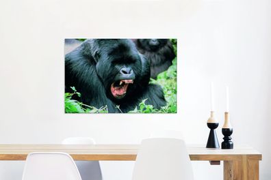 Leinwandbilder - 90x60 cm - Ein klaffender Gorilla in einer grünen Umgebung