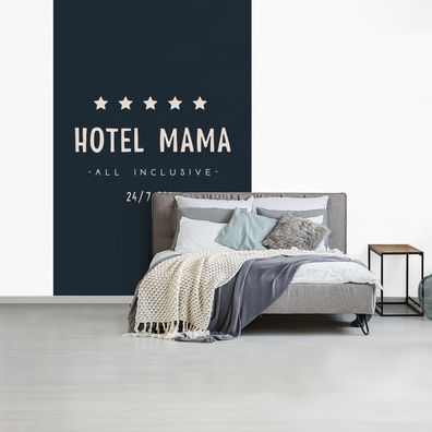 Fototapete - 160x240 cm - Hotel mum all inclusive 24/7 - Zitate - Mutter - Sprichwört