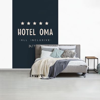 Fototapete - 180x280 cm - Hotel Oma all inclusive 24/7 geöffnet - Sprichwörter - Zita