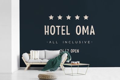 Fototapete - 330x220 cm - Hotel Oma all inclusive 24/7 geöffnet - Sprichwörter - Zita
